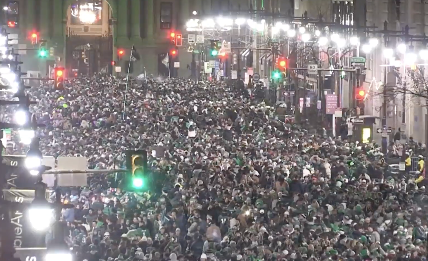 超级碗狂欢变骚乱，老鹰球迷拆灯杆、纵火狂欢，警方逮捕17人